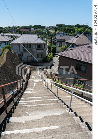 小田急多摩線　栗平駅　駅前の急な階段　初夏の日差し　神奈川県川崎市 104029754