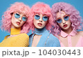 サングラスをかけた3人の女性 104030443