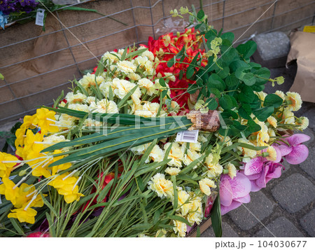 【ウクライナ】リヴィウ旧市街の石畳の上に積み上げられた色とりどりの造花 【ウクライナ】リヴィウ旧市街の石畳の上に積み上げられた色とりどりの造花 104030677