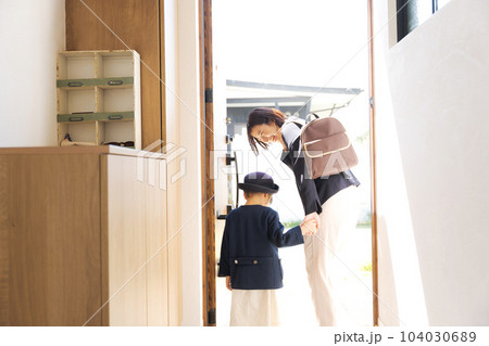 登園準備をする親子 104030689