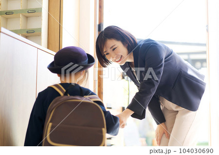 登園準備をする親子 104030690