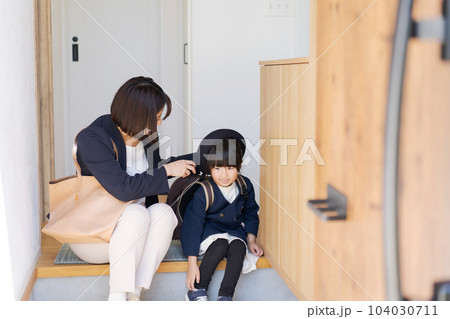 登園準備をする親子 104030711