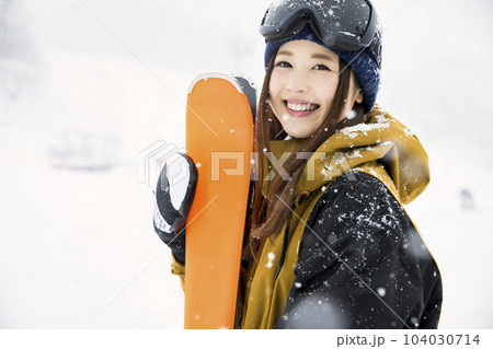 スキー場でスキーを持って立つ女性 104030714