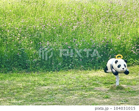 草しげる初夏の公園のかわいいパンダの乗り物 草しげる初夏の公園のかわいいパンダの乗り物 104031015