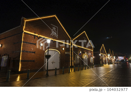 北海道函館市にある金森赤レンガ倉庫の夜景 北海道函館市にある金森赤レンガ倉庫の夜景 104032977
