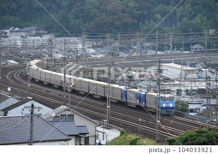 早朝の東海道本線　山科大カーブを快走　スーパーレールカーゴ　高速貨物電車 104033921