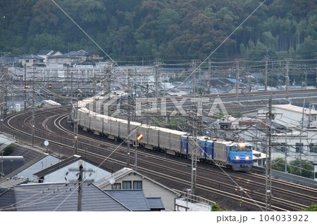 早朝の東海道本線　山科大カーブを快走　スーパーレールカーゴ　高速貨物電車 104033922