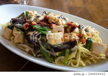 日本のとても美味しい麻婆焼きそば 104034432
