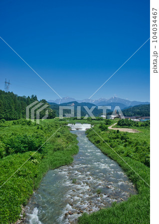 上市川に架かる上市川橋梁からの眺め 梅雨の晴れ間の上市川と北アルプス剣岳 上市川に架かる上市川橋梁からの眺め 梅雨の晴れ間の上市川と北アルプス剣岳 104034467