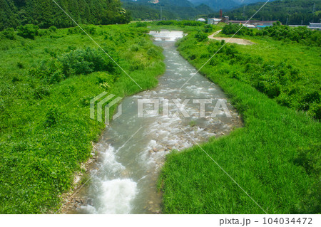 上市川に架かる上市川橋梁からの眺め 梅雨の晴れ間の上市川と北アルプス剣岳 上市川に架かる上市川橋梁からの眺め 梅雨の晴れ間の上市川と北アルプス剣岳 104034472