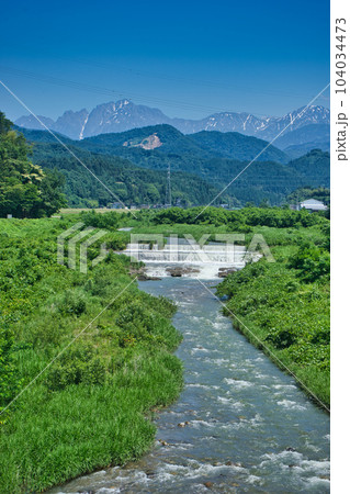 上市川に架かる上市川橋梁からの眺め　梅雨の晴れ間の上市川と北アルプス剣岳 104034473