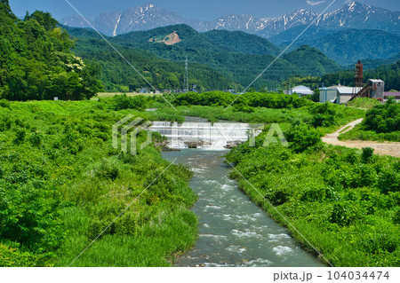 上市川に架かる上市川橋梁からの眺め　梅雨の晴れ間の上市川と北アルプス剣岳 104034474