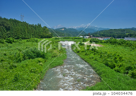 上市川に架かる上市川橋梁からの眺め 梅雨の晴れ間の上市川と北アルプス剣岳 上市川に架かる上市川橋梁からの眺め 梅雨の晴れ間の上市川と北アルプス剣岳 104034476