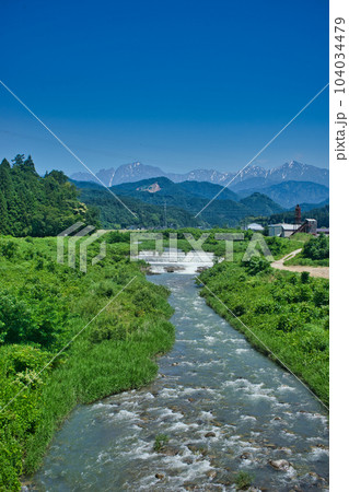 上市川に架かる上市川橋梁からの眺め 梅雨の晴れ間の上市川と北アルプス剣岳 上市川に架かる上市川橋梁からの眺め 梅雨の晴れ間の上市川と北アルプス剣岳 104034479