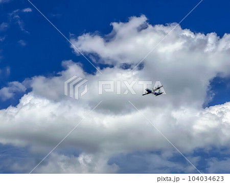 夏空とプロペラ機 104034623