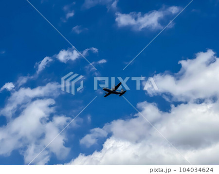 夏空とプロペラ機 夏空とプロペラ機 104034624