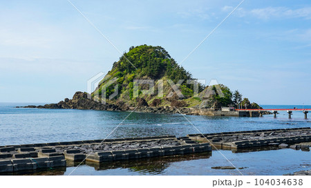 由良海岸と白山島に架かる赤い白山橋（山形県鶴岡市） 104034638