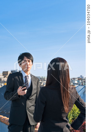 東京バック 真剣な話をするビジネスウーマンとビジネスマン 東京バック 真剣な話をするビジネスウーマンとビジネスマン 104034780