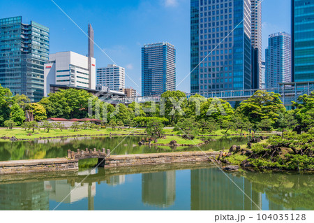 (東京都)青空・新緑が美しい初夏の旧芝離宮恩賜庭園 (東京都)青空・新緑が美しい初夏の旧芝離宮恩賜庭園 104035128