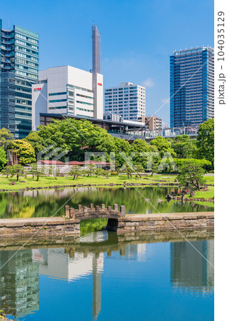 (東京都)青空・新緑が美しい初夏の旧芝離宮恩賜庭園 (東京都)青空・新緑が美しい初夏の旧芝離宮恩賜庭園 104035129