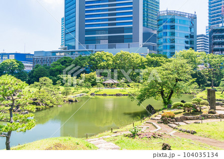 （東京都）青空・新緑が美しい初夏の旧芝離宮恩賜庭園 104035134