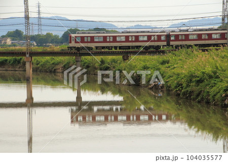 鉄橋を通過する近鉄線の電車 鉄橋を通過する近鉄線の電車 104035577