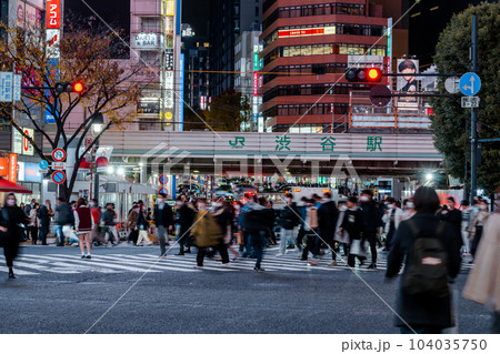 《東京都》渋谷駅前・スクランブル交差点 104035750
