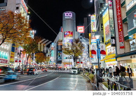 《東京都》渋谷駅前・スクランブル交差点 《東京都》渋谷駅前・スクランブル交差点 104035758