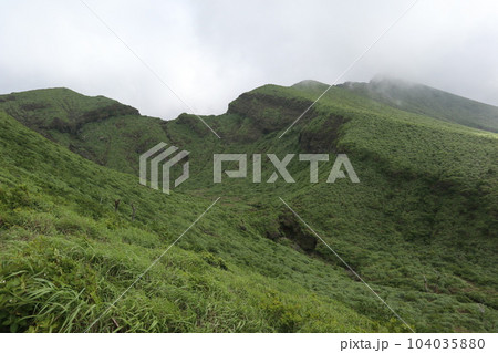三宅島の雄山の風景 104035880
