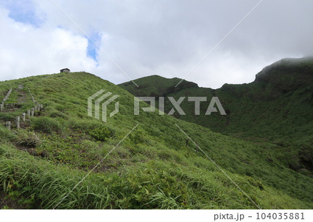 三宅島の雄山の風景 104035881