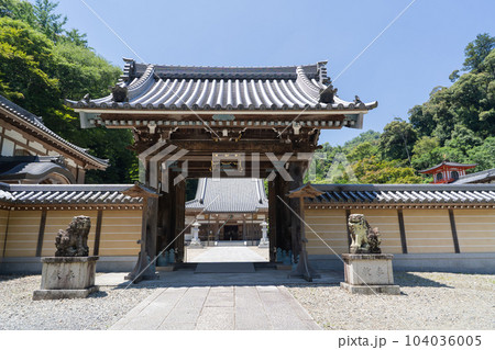 瀧安寺の山門（明治の森箕面国定公園） 104036005