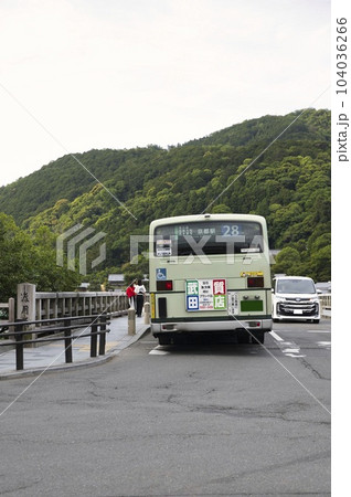 渡月橋を渡る市バス（後ろ姿） 104036266