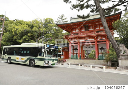 市バスと今宮神社楼門（今宮さん) 　46系統 104036267
