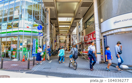 川崎市の都市風景　武蔵新城駅 104036277