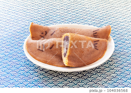 夏の和生菓子(鮎菓子・餅入り) 夏の和生菓子(鮎菓子・餅入り) 104036568