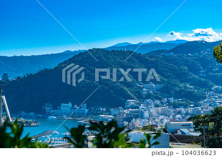MOA美術館から見た熱海市街　静岡県熱海市 104036623