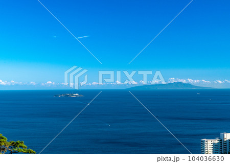 MOA美術館から見た秋晴れの伊豆大島と初島4　静岡県熱海市 104036630