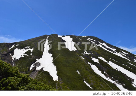残雪の残る霊峰「御嶽山」 104036846