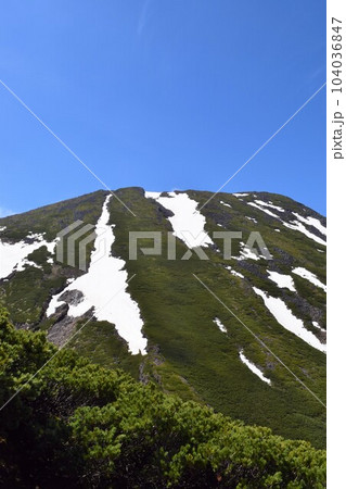 残雪の残る霊峰「御嶽山」 104036847