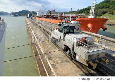 パナマ運河 船舶牽引機関車 パナマ運河 船舶牽引機関車 104037381