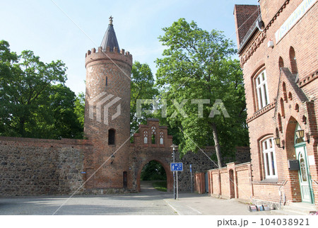 北ドイツにある城壁に囲まれたノイブランデンブルク。塔の名称はFangelturm(ファンゲル塔) 北ドイツにある城壁に囲まれたノイブランデンブルク。塔の名称はFangelturm(ファンゲル塔) 104038921