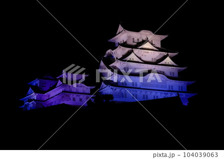 美しい色どりのライトアップに輝く姫路城 美しい色どりのライトアップに輝く姫路城 104039063