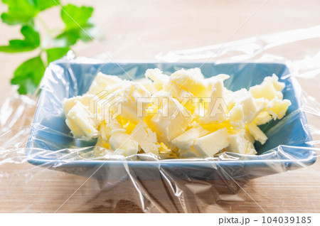 小さくカットした無塩マーガリン 104039185