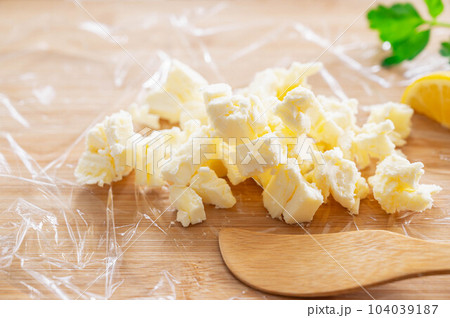 小さくカットした無塩マーガリン 104039187