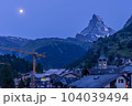 スイス、ツェルマット、夜明けのマッターホルン 104039494
