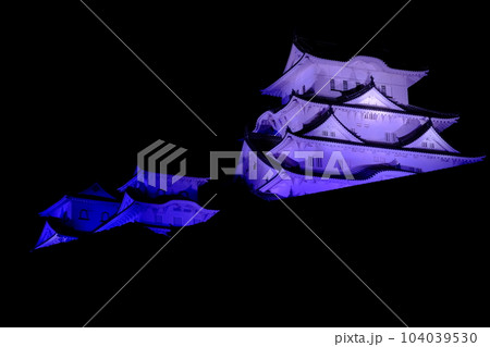 美しい色どりのライトアップに輝く姫路城 美しい色どりのライトアップに輝く姫路城 104039530