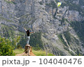 スイス、ミューレン、ハングライダー 104040476