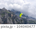 スイス、ミューレン、ハングライダー 104040477