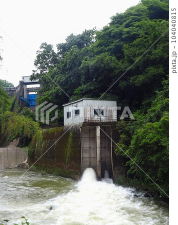 長柄ダムの放水【香川県綾歌郡綾川町】 104040815