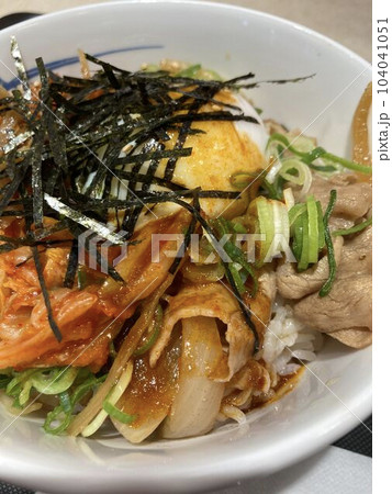 サラリーマンの昼食(牛丼チェーン店の「豚ビビン丼」) サラリーマンの昼食(牛丼チェーン店の「豚ビビン丼」) 104041051